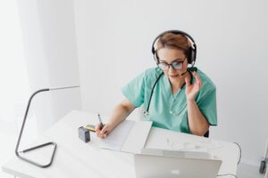 Online doctor consultation for advice on conjunctivitis symptoms