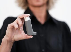 Person holding an inhaler 